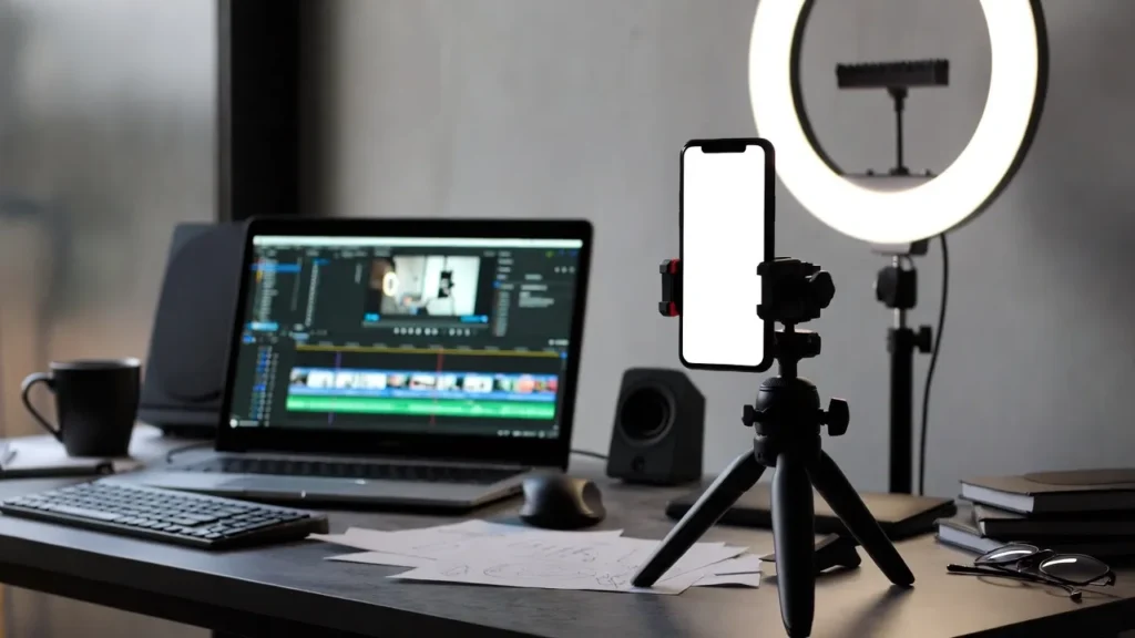 デスクで動画編集をしている風景