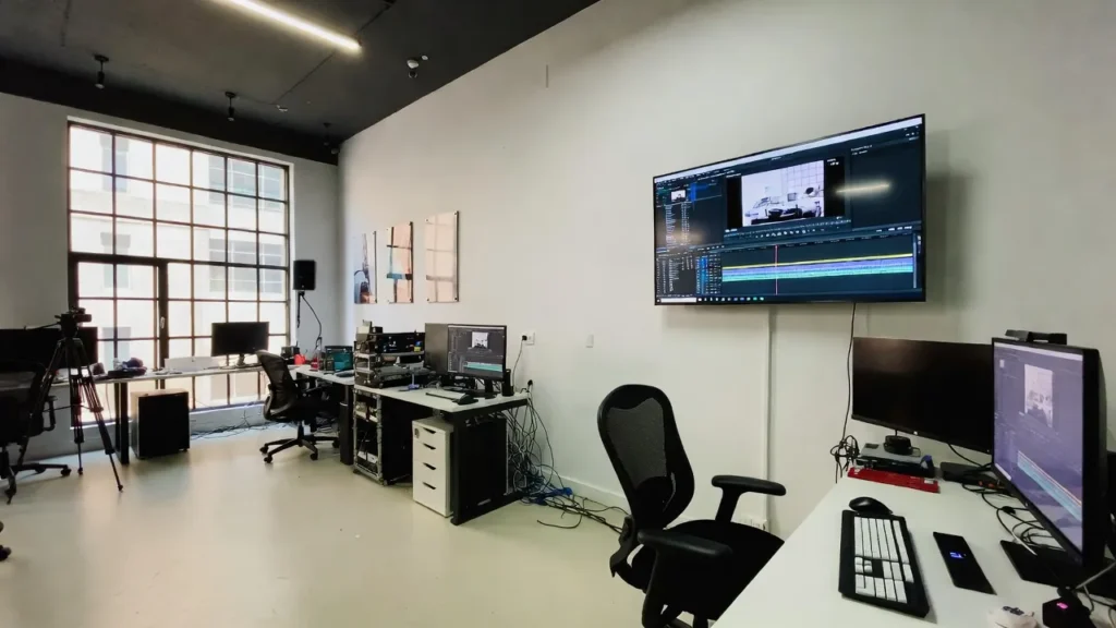 動画編集会社のオフィス風景