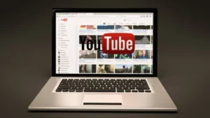YouTubeのサイトが表示されているパソコン