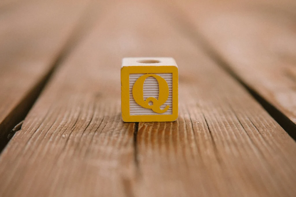 Qマークのついた立方体