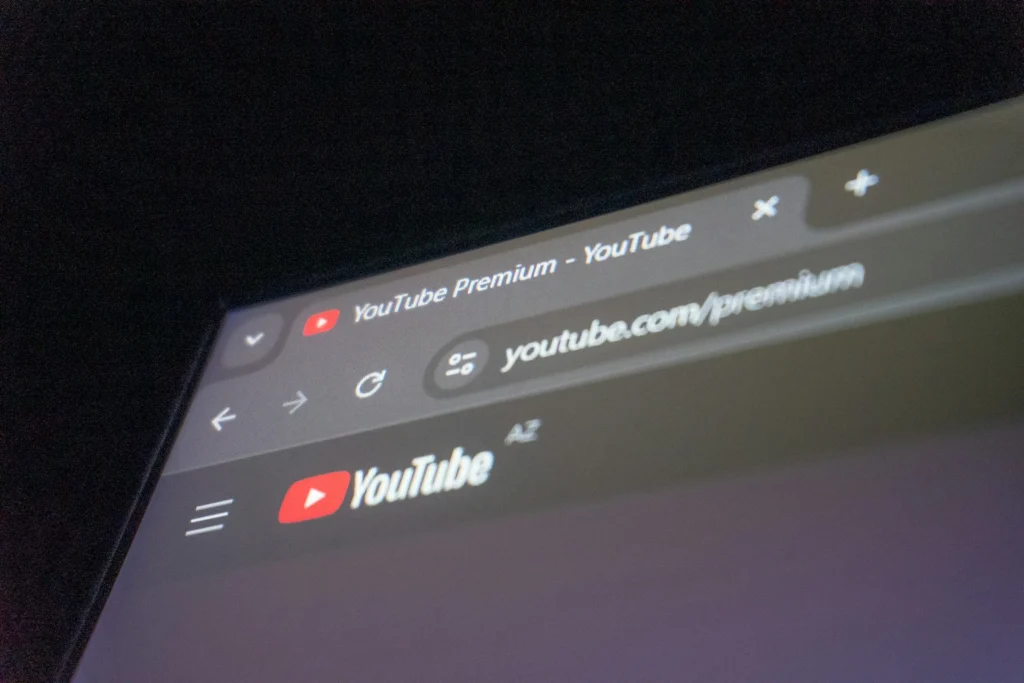 YouTubeのロゴが表示されたパソコンの画面