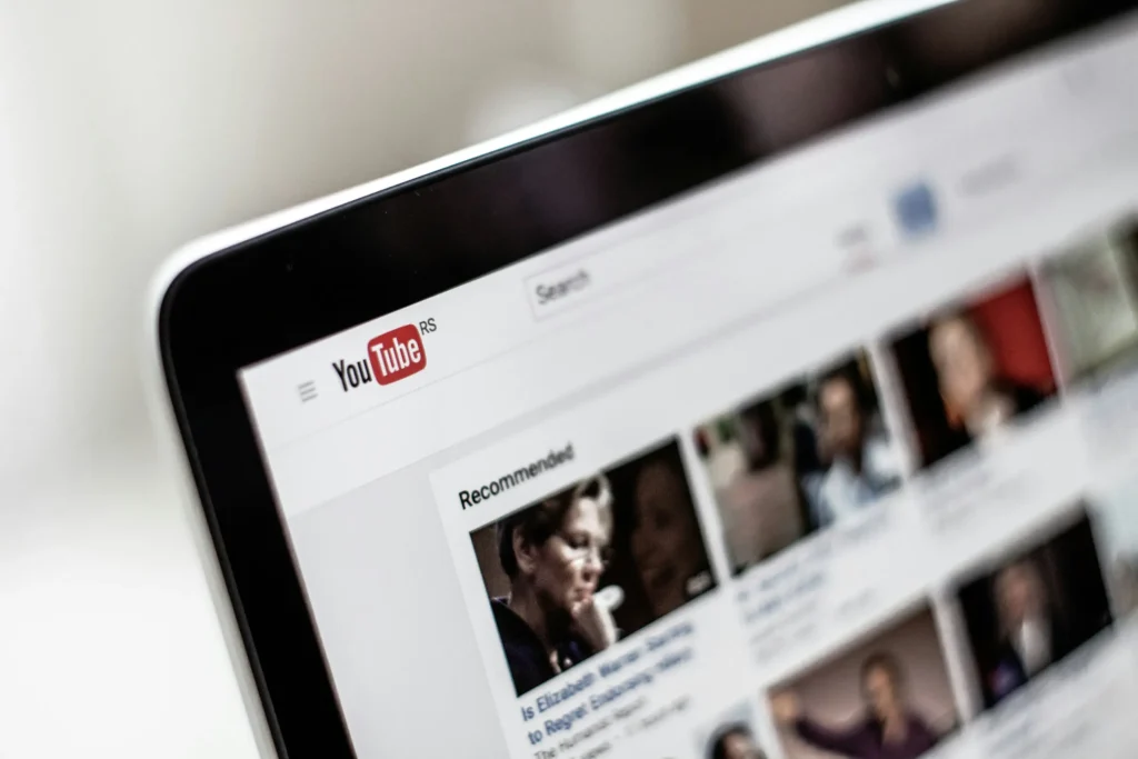 YouTubeのサイトが表示されたパソコンの画面