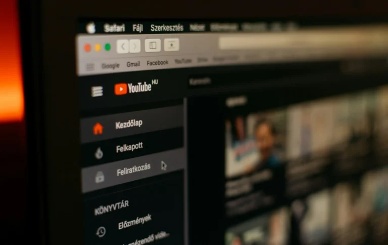 YouTubeのサイトが表示されたパソコンの画面