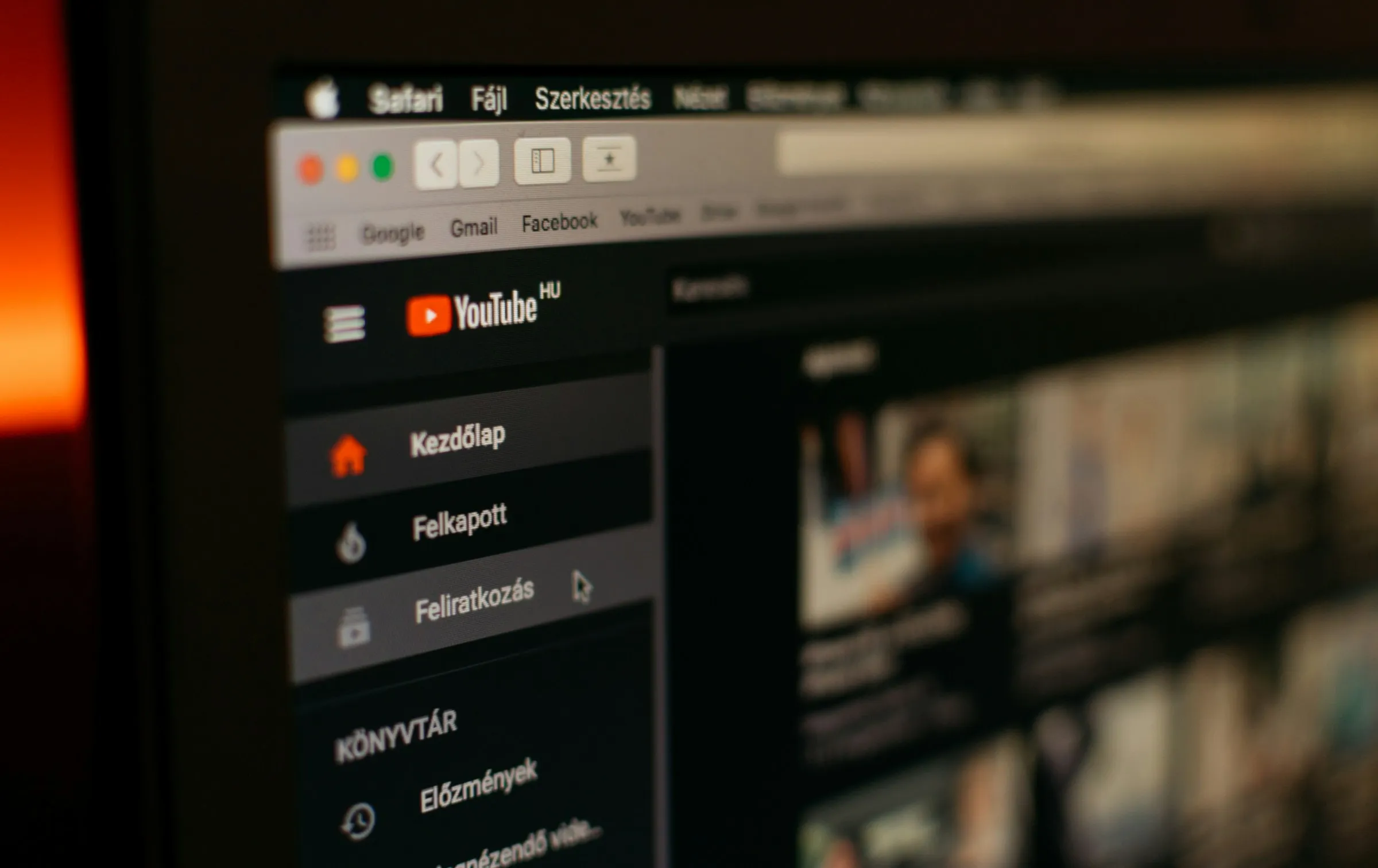 YouTubeのサイトが表示されたパソコンの画面