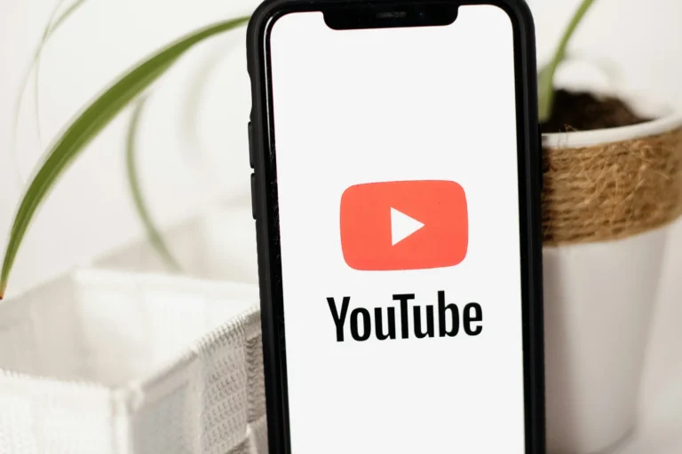 YouTubeのロゴが表示されたスマートフォンの画面