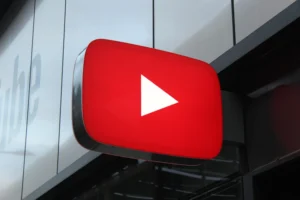 吊り下げられたYouTubeアイコン