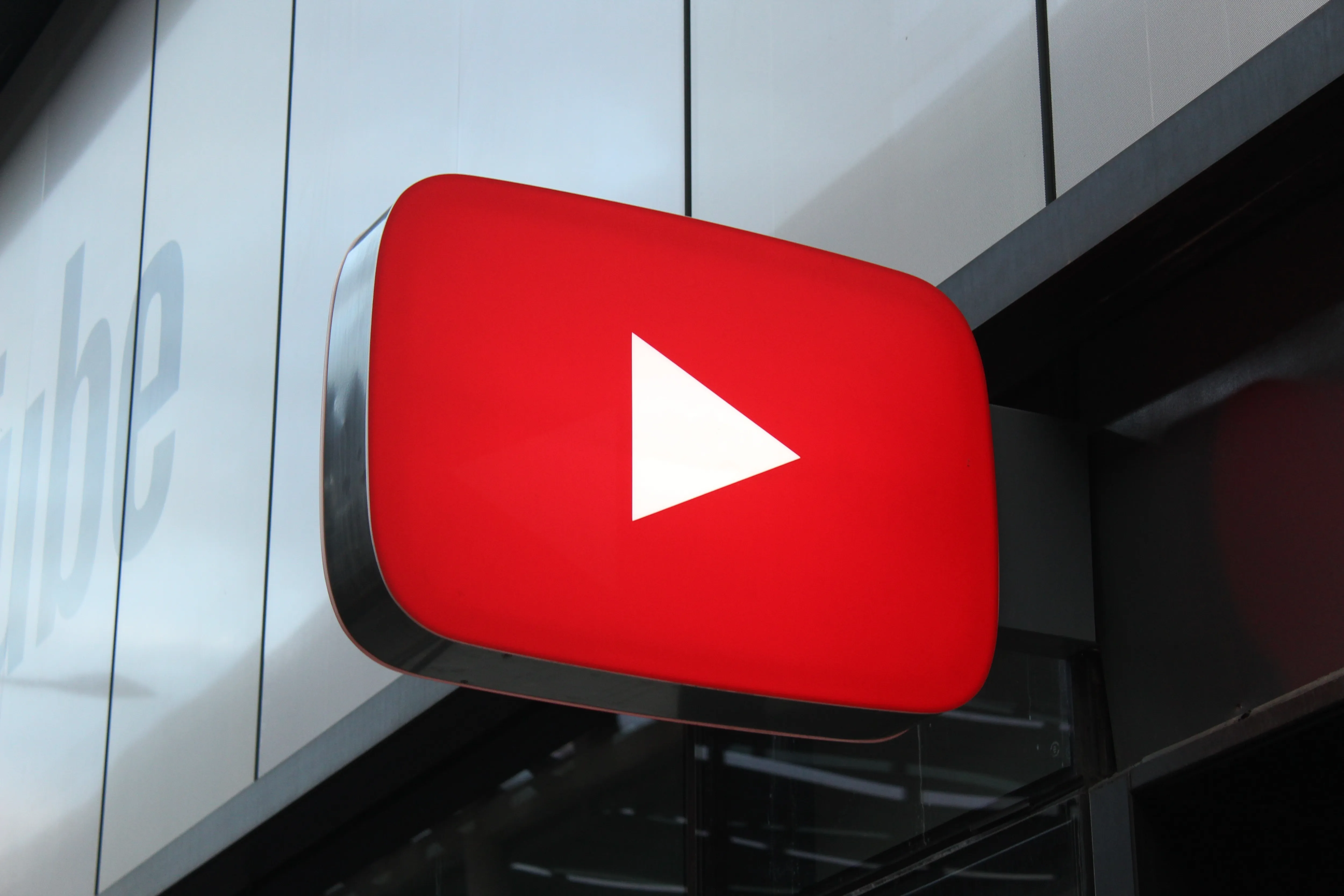 吊り下げられたYouTubeアイコン