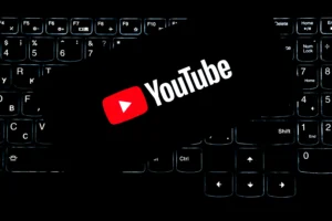 キーボード上に置いてあるYouTubeアイコン