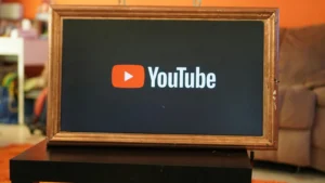 額縁に収まるYouTubeアイコン