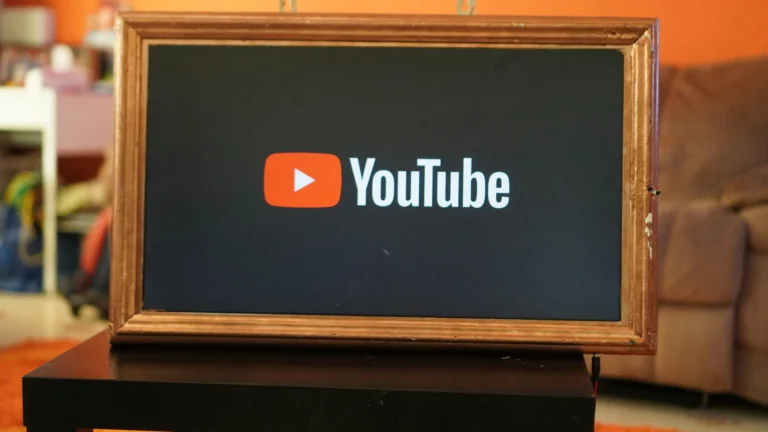 額縁に収まるYouTubeアイコン
