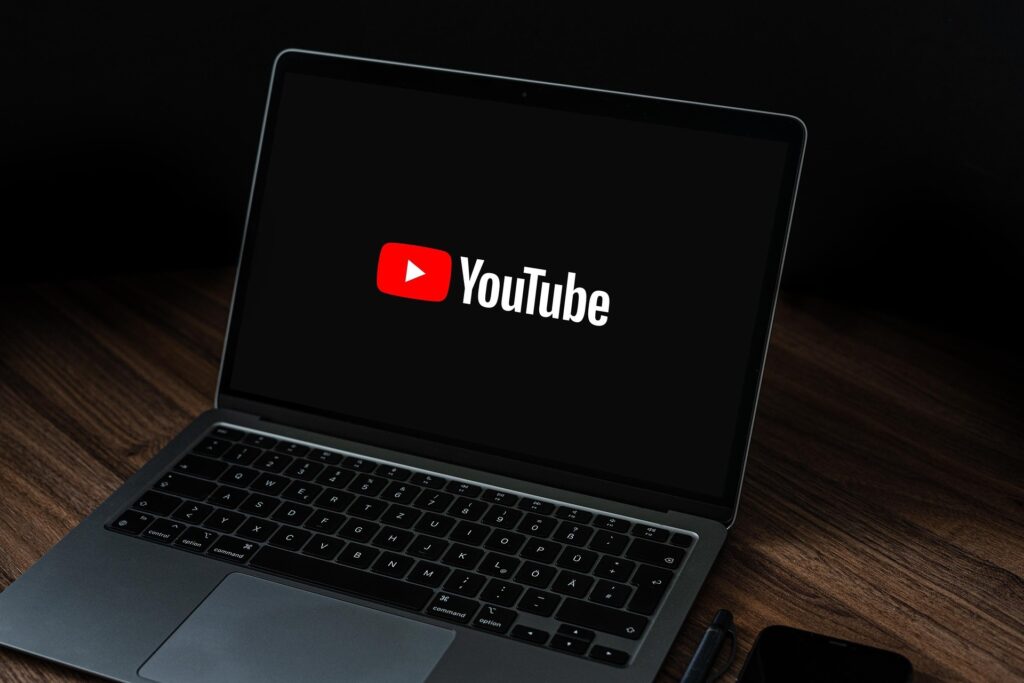 YouTubeを表示したノートパソコン