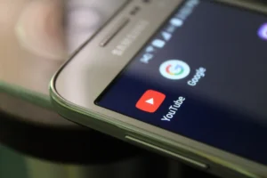YouTubeのアイコンが表示されたスマートフォンの画面