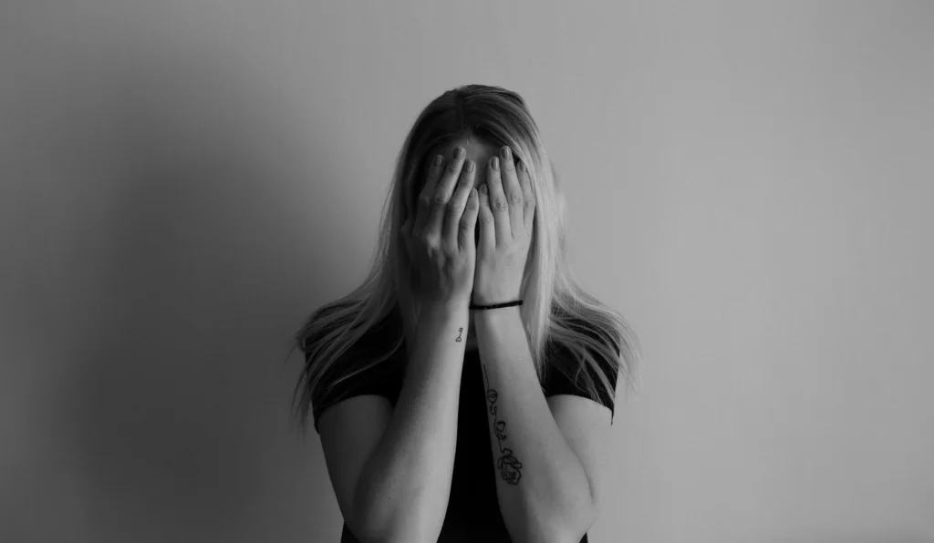 顔を覆う女性
