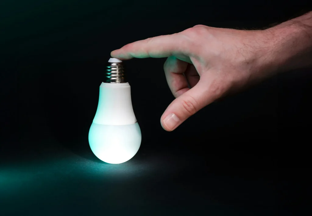 電球に触れる指