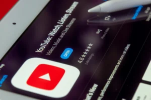 画面に映るYouTubeアイコン