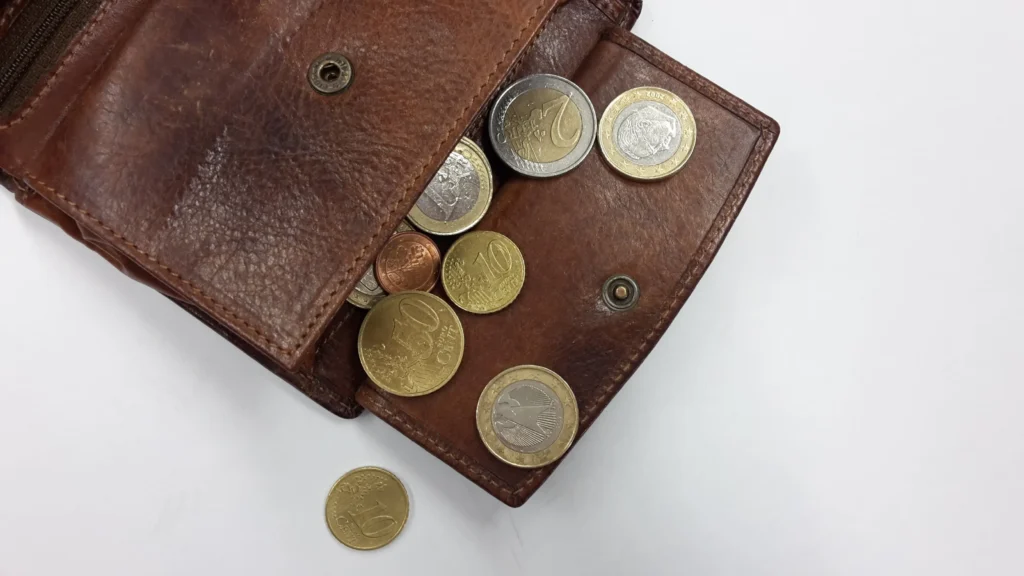 小銭がこぼれ落ちる財布