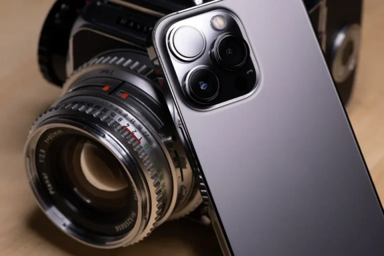 フィルムカメラとスマートフォンを並べた撮影機材