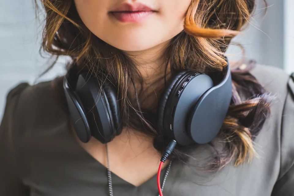 音楽素材を確認するヘッドホン